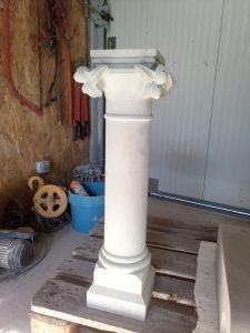 Nouveau pilier neuf taillé main